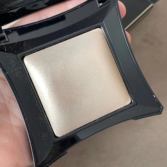 New! Illamasqua Beyond Powder Highlighter - Picture 2 of 4